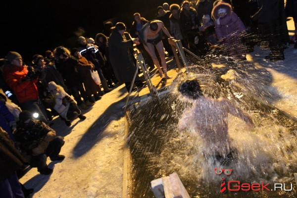 В Серове купель освятят в 22.00. В Преображенском храме началась раздача святой воды