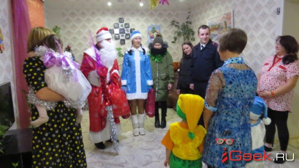 Серовский полицейский Дед Мороз поздравил детей сотрудников полиции с Новым годом