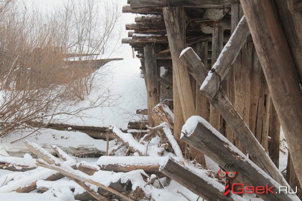 Мост в серовском селе Филькино, который рухнул под тяжестью КамАЗа, продолжает разваливаться?
