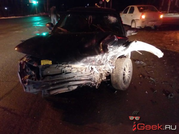 ДТП на одном из перекрестков Серова: травма у непристегнутого водителя и штрафы обоим участникам происшествия