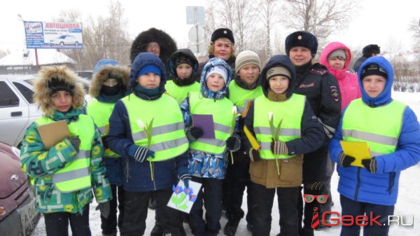Перед 8 Марта сотрудники ГИБДД и юные инспекторы движения Серова поздравляли женщин-водителей