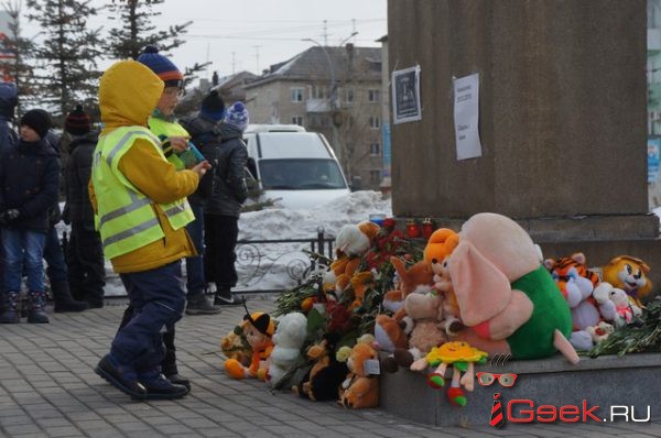 Около сотни серовчан присоединились к акции памяти погибших в кемеровском пожаре