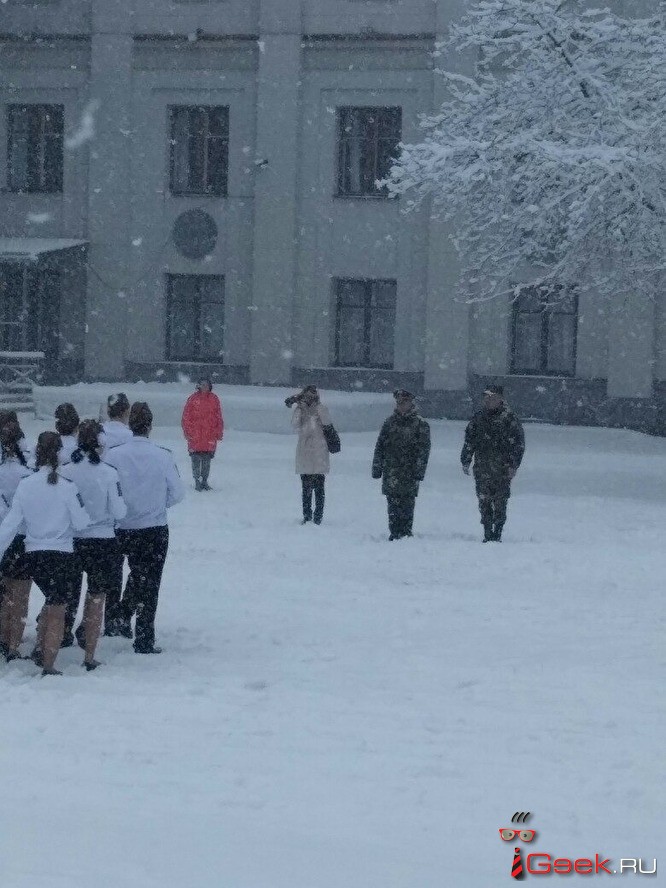 В Екатеринбурге юные участницы «Смотра строя и песни» маршировали в балетках по снегу