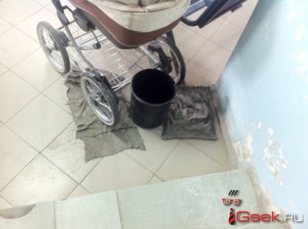 В детской поликлинике Серова талая вода льется на детские коляски. Стены «жрет» грибок