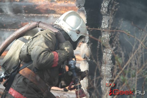 «Люди защищали свой родной поселок». Крупный пожар в Красном Яру тушили огнеборцы из Серова, Андриановичей, Краснотурьинска, добровольцы и местные жители