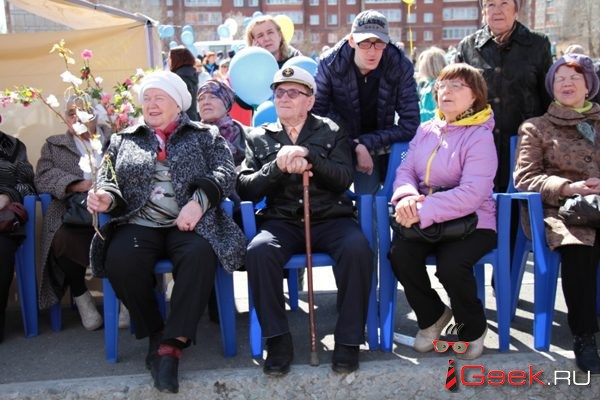 Для пожилых представителей профсоюзов в партере приготовили сидячие места. Фото: Константин Бобылев, "Глобус".