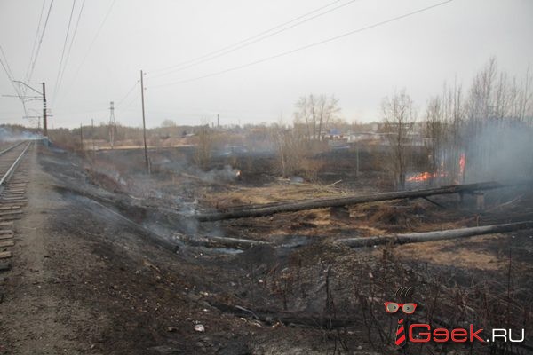 В районе локомотивного депо Серова сильно горит трава