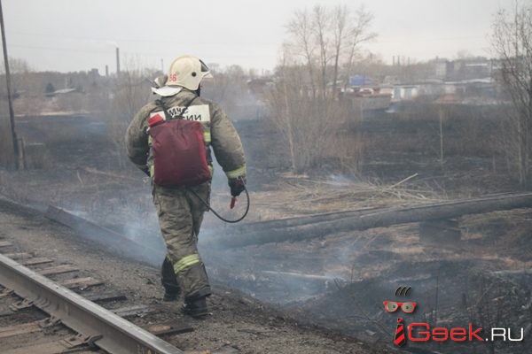 В районе локомотивного депо Серова сильно горит трава