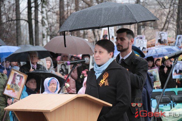 Елена бердникова выступала стоя за трибуной под зонтиком. Фото: Константин Бобылев, "Глобус".