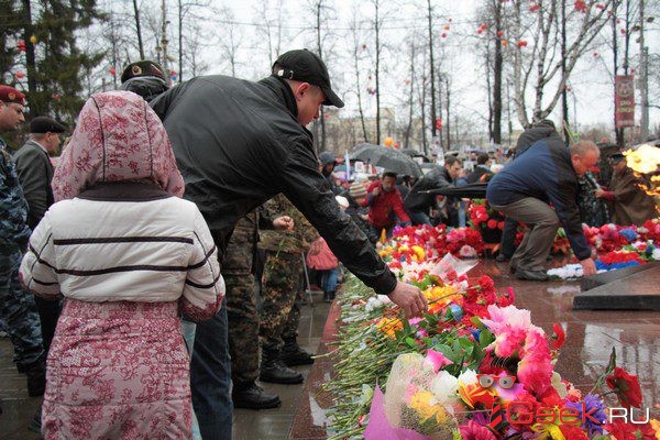 На мемориал для возложения цветов людей пропускали партиями. Фото: Константин Бобылев. "Глобус".