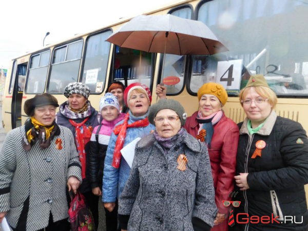 В День Победы по улицам Серова ездил «Поющий автобус»