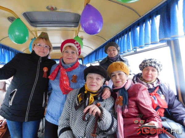В День Победы участники творческого коллектива "Сударушка" пели военные песни в автобусе, который шел по 4-му маршруту. Фото предоставлено библиотекой № 2. 
