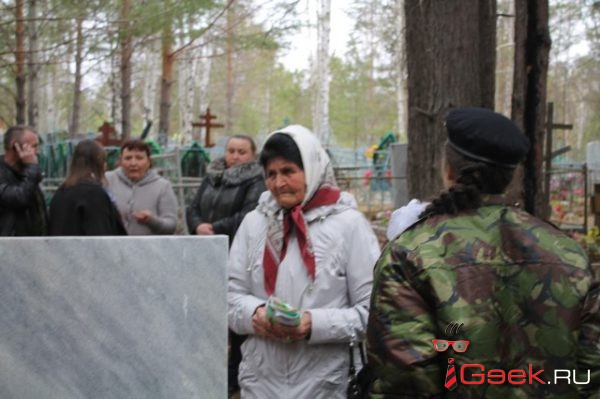 Мама Закира Амикасова, погибшего в Чечне больше 20 лет назад, впервые навестила могилу сына в Сосьве