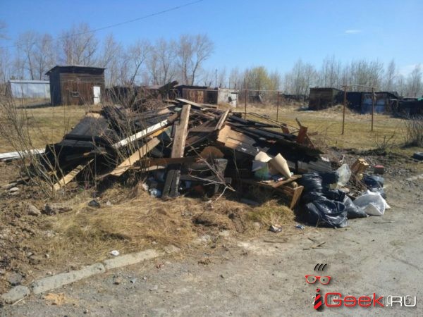 Серовчане сами побелили подъезд после пожара — за полторы тысячи рублей. Управляющая компания просила 45 тысяч