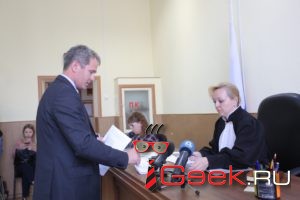 Суд по просьбе прокуратуры отложил дело о лишении мандатов десяти депутатов Заксобрания