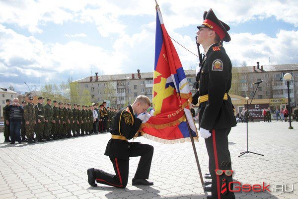 Кадеты танцевали полонез, а Бердниковой подарили икону – выпускники серовского кадетского корпуса простились со знаменем