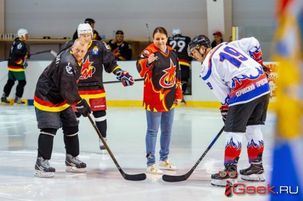 В Серове состоялся праздник хоккея «Ветераны – детям!»