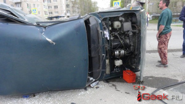В Серове столкнулись три автомобиля. Причина ДТП — выключенный светофор и невнимательность