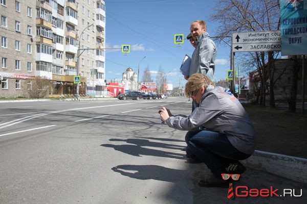 "Ревизоры" из ОНФ нашли трещины в дорожном полотне, которое в прошлом году поменяли на улице Ленина. Фото: Константин Бобылев, "Глоубс". 
