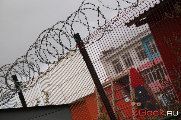 В Серове детский сад оградили колючей проволокой – защита от «антисоциальных граждан»