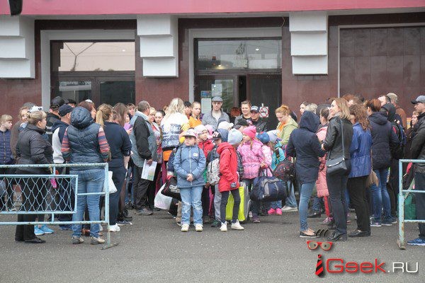 Из здания родители и дети вышли только когда подъехали автобусы. Фото: Константин Бобылев, "Глобус".