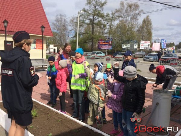 В Серове транспортная полиция вместе с детьми посадила цветы