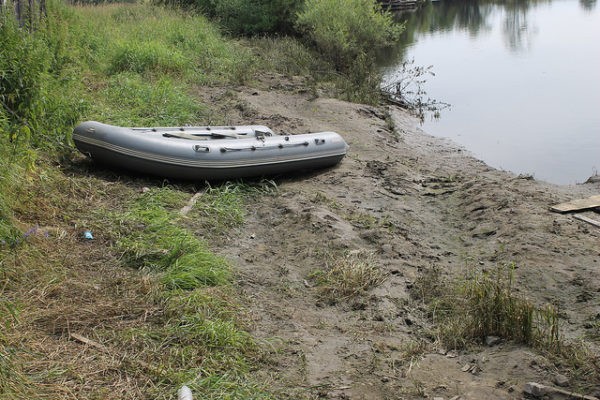 В полицию Серова заявили о краже лодки с лодочной переправы в Филькино