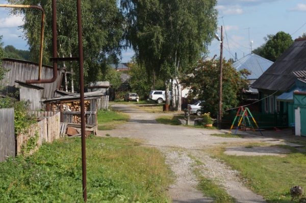 В Серове заборами перегородили проезд в переулок на Лесозаводе. Жители обеспокоены, что пожарная машина не проедет