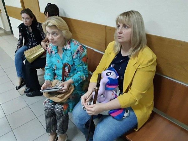 В Москве суд отпустил из СИЗО Анну Павликову и Марию Дубовик — девушек, обвиняемых по делу «Нового величия»
